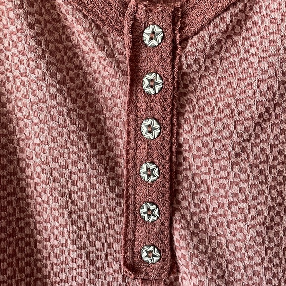 LISA ROBERTSON TOP - Picture 3 of 4